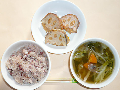 蓮根の挟み焼とほうれん草等のすまし汁と赤飯