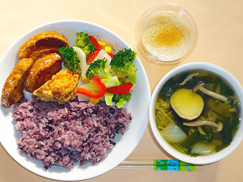 鶏肉・車麩の唐揚げとかぶ等の和え物とほうれん草等のすまし汁と黒米ごはんと豆乳プリン