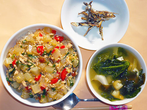 大根麻婆丼と里芋の味噌汁