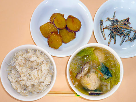 肉団子と白菜のスープとさつま芋の炒め煮ともち麦じゃこごはん