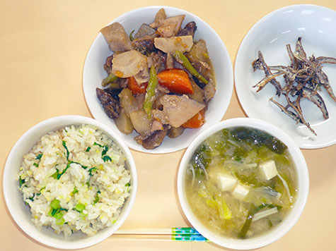 がめ煮と豆腐の味噌汁ともちきび入り菜飯