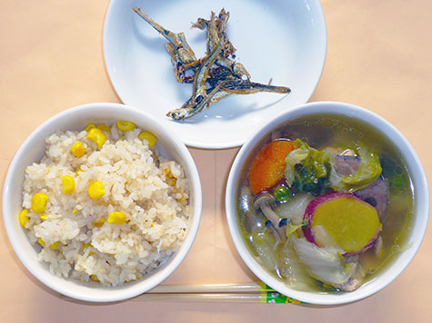 鶏肉とたっぷり野菜のスープ煮とコーンピラフ
