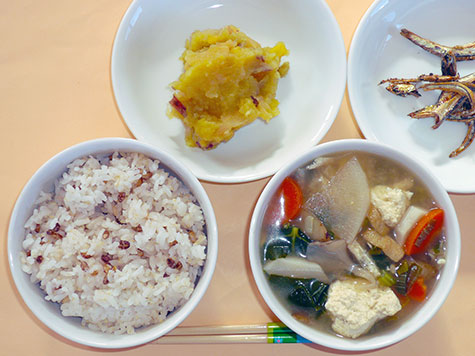 味噌けんちん汁とりんごきんとんともち麦ごはん