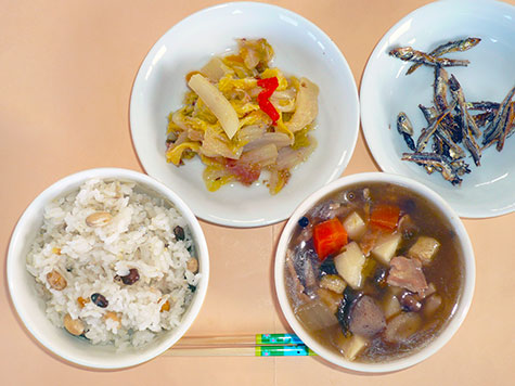 のっぺい汁と白菜・カラーピーマンの甘酢炒めと五種豆ごはん