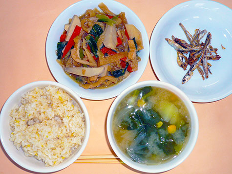 切干大根煮と玉葱・じゃが芋等の味噌汁ともちきびごはん