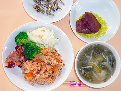 ローストチキンとポテトサラダとブロッコリーと長芋のスープとケチャップライスと豆腐のブラウニー
