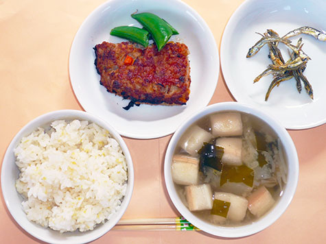 根菜入りミートローフとスナップエンドウともやし等の味噌汁ともちきびごはん