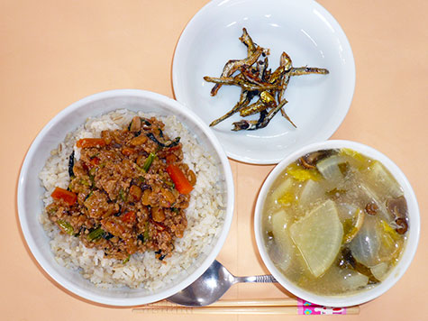 スタミナ納豆丼とじゃがいも等の味噌汁