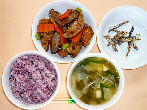 鶏肉と根菜の揚げ煮と大根等の味噌汁と黒米ごはん