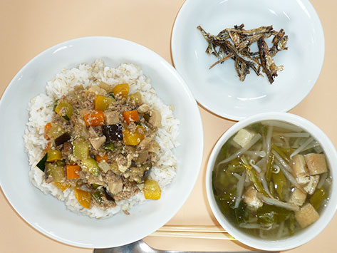 カレー風味の中華そぼろ丼と空心菜・ゴボウの味噌汁