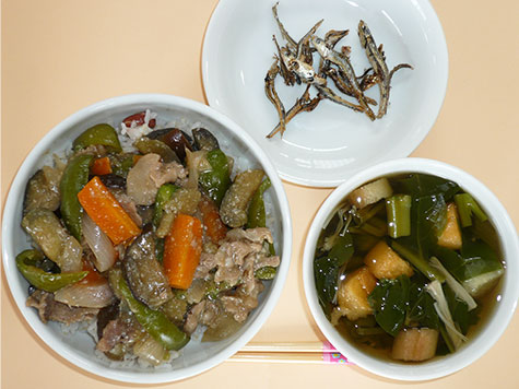茄子・ピーマンの味噌炒め丼と野菜麩のすまし汁