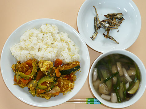 ゴーヤチャンプルーと茄子・揚げの味噌汁ともちきびごはん