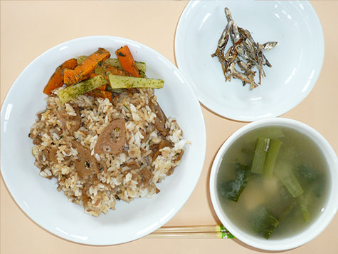 そぼろ蓮根の混ぜごはんと人参の青のり炒めと豆腐・小松菜の味噌汁