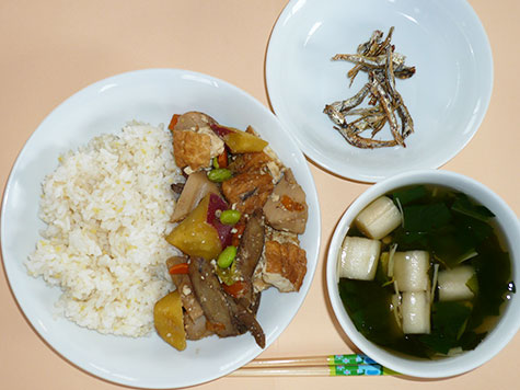 厚揚げと根菜の味噌炒めとほうれん草・麩のすまし汁