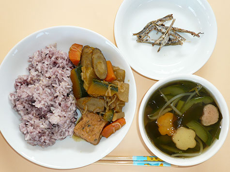 チーム野菜と厚揚げの五目煮とキュウリ・麩のすまし汁と黒米ごはん