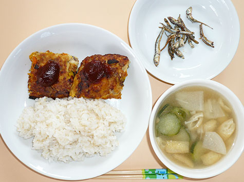 かぼちゃ・ごぼう入りミートローフと大根・きゅうりの味噌汁とごはん