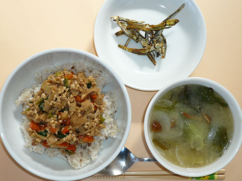 そぼろ納豆丼と里芋・なめこの味噌汁