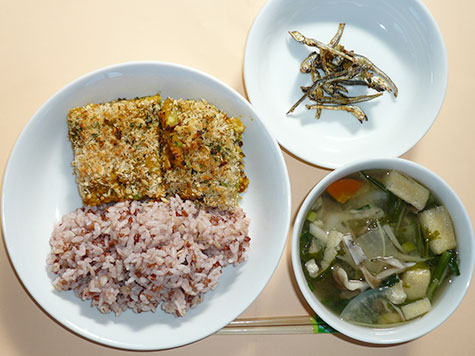かぼちゃのスコップコロッケと大根・舞茸の味噌汁と赤米ごはん