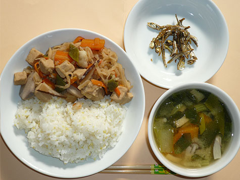 高野豆腐と切干し大根の煮物とかぼちゃ・小松菜の味噌汁ともちきびごはん
