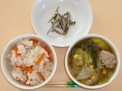 肉団子と白菜のスープ煮としらす入り人参ごはん