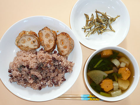 蓮根の挟み焼きと大根・しめじのすまし汁と赤飯