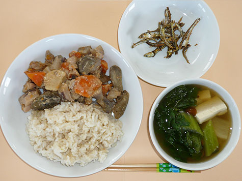 根菜のごま味噌煮とかつお菜のすまし汁ともち麦ごはん