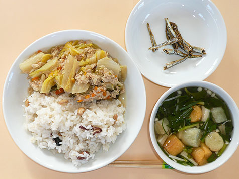 白菜と挽肉の重ね煮と春菊・麩の味噌汁と五種豆ごはん