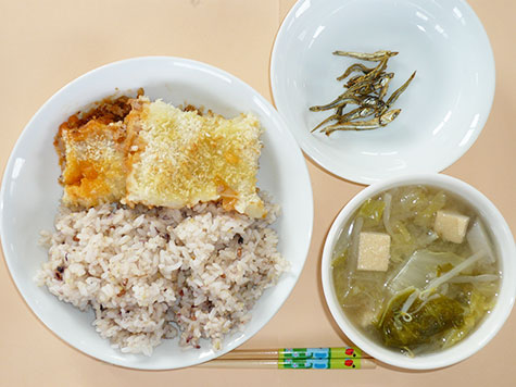 シェパーズパイと白菜・揚げの味噌汁と雑穀ごはん