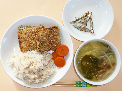 豆腐入り松風焼きと人参の甘煮となめこの味噌汁ともち麦ごはん