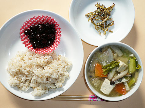 味噌けんちん汁と黒豆ともち麦ごはん