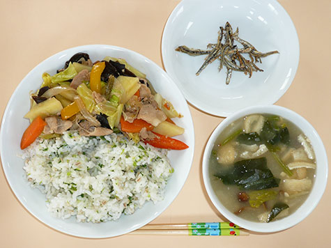 肉野菜炒めと納豆汁と菜めし