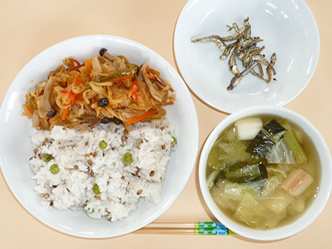 切干大根のナポリタン風とキャベツ・じゃが芋の味噌汁とピース入りもち麦ごはん
