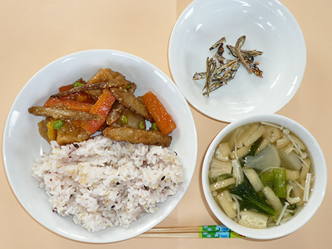 高野豆腐・ごぼうの揚げ煮と小松菜・大根の味噌汁と雑穀ごはん