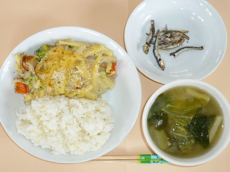 ベビーホタテの豆乳グラタンと白菜・じゃが芋の味噌汁ともちきびごはん
