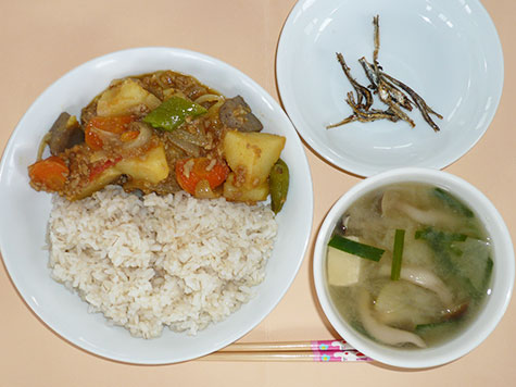 カレー肉じゃがと春大根・ニラの味噌汁と麦ごはん