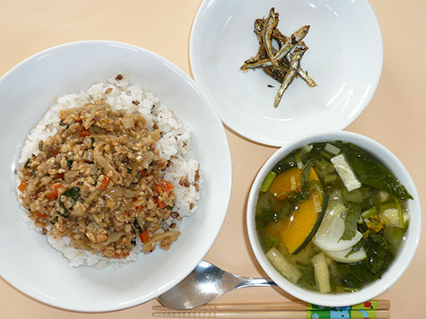 そぼろ納豆丼とかぼちゃ・大根の味噌汁