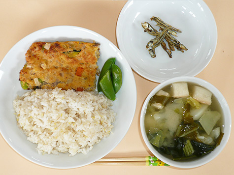 ごちそうミートローフとキャベツ・ワカメの味噌汁ともちきびごはん