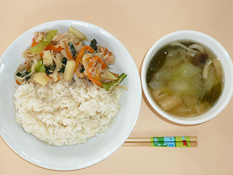 切り干し大根の煮物とごぼうの味噌汁とごはん