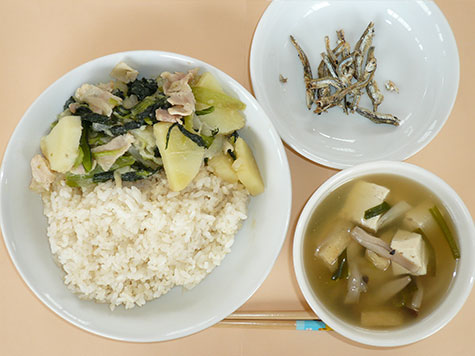 ジャーマンポテトと豆腐の味噌汁とごはん