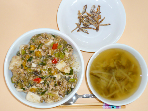 野菜たっぷり麻婆丼とワカメの味噌汁
