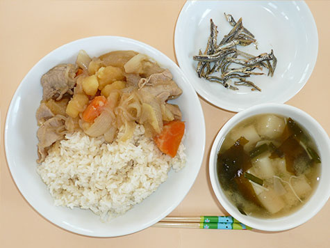 肉じゃがとニラ・麩等の味噌汁とごはん