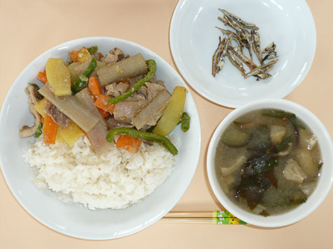 きんぴら風炒めと茄子・なめこの味噌汁とごはん