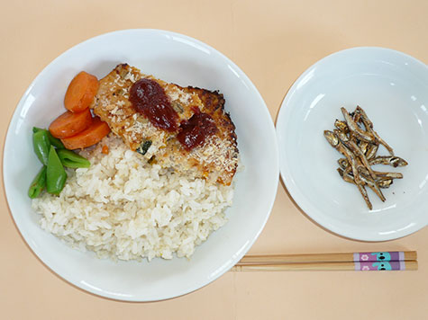ミートローフと温野菜とごはん