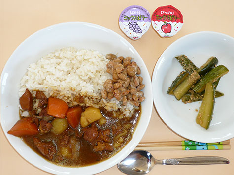 納豆カレーときゅうりの中華炒めとゼリー