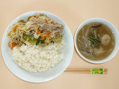 焼きビーフンと鶏団子の中華スープとごはん