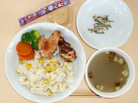 手羽元のあぶり焼きと温野菜とコーンピラフとオクラのスープとデザート