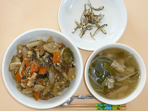 カレー風味の中華そぼろ丼と空心菜・ごぼうの味噌汁