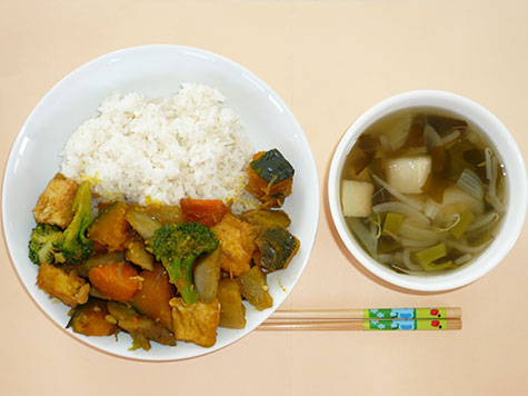 チーム野菜と厚揚げの五目煮とすまし汁とご飯