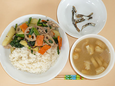 青菜のにんにく炒めと玉葱・大根の味噌汁とご飯