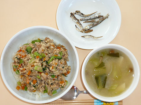 そぼろ納豆丼と里芋・なめこの味噌汁